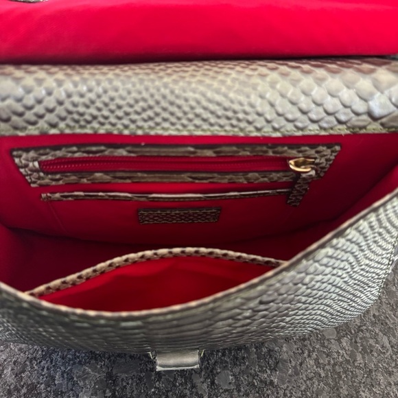 DOONEY & BOURKE NORTH/SOUTH REESE SHOULDER BAG IN METAL GREEN , RED INTERIOR - Picture 10 of 17